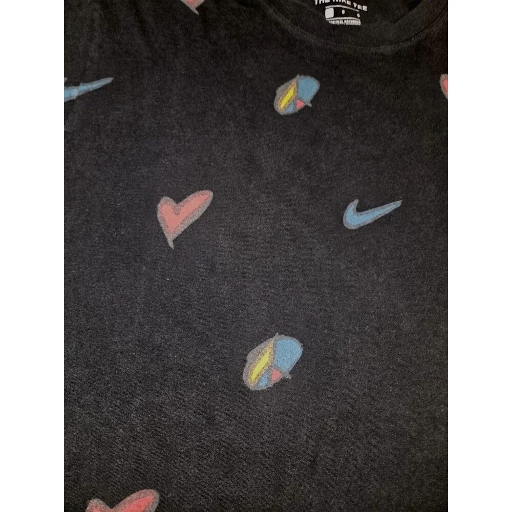 Nike The Nike Tee Men’s L Black Crew Neck Short Sleeve Heart Graphic T-Shirt